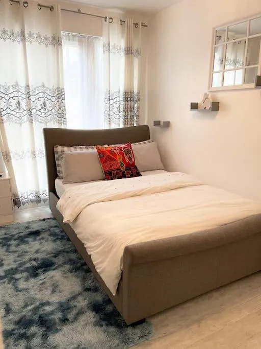 Crescent 2 Bedroom Apartment Goodmayes 0*,