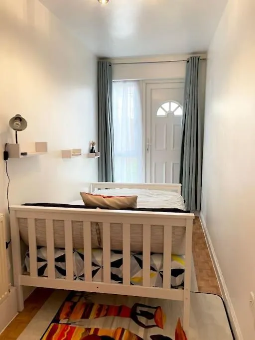 Crescent 2 Bedroom Apartment Goodmayes