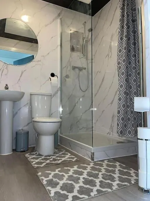 Crescent 2 Bedroom Apartment Goodmayes 0*,