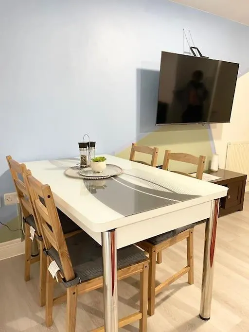 Crescent 2 Bedroom Apartment Goodmayes 0*,  United Kingdom