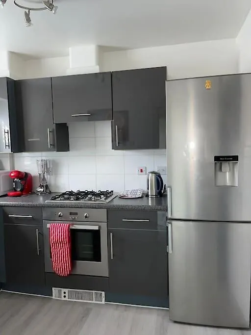 Crescent 2 Bedroom Apartment Goodmayes