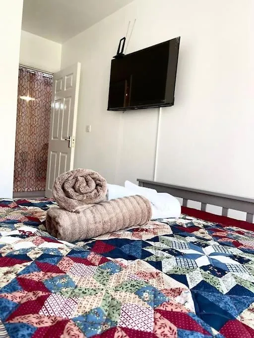 Crescent 2 Bedroom Apartment Goodmayes