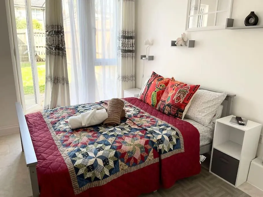 Crescent 2 Bedroom Apartment Goodmayes