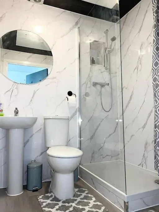 Crescent 2 Bedroom Apartment Goodmayes